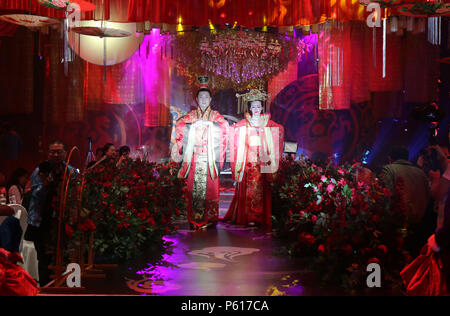 Heihe, Heihe, China. 25th June, 2018. Heihe, CHINA-25th June 2018: Russian couple experience traditional Chinese wedding ceremony with Chinese couple in Heihe, northeast China's Heilongjiang Province. Credit: SIPA Asia/ZUMA Wire/Alamy Live News Stock Photo