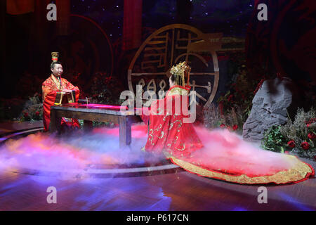 Heihe, Heihe, China. 25th June, 2018. Heihe, CHINA-25th June 2018: Russian couple experience traditional Chinese wedding ceremony with Chinese couple in Heihe, northeast China's Heilongjiang Province. Credit: SIPA Asia/ZUMA Wire/Alamy Live News Stock Photo