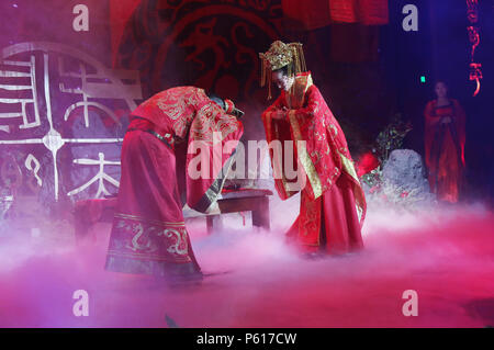 Heihe, Heihe, China. 25th June, 2018. Heihe, CHINA-25th June 2018: Russian couple experience traditional Chinese wedding ceremony with Chinese couple in Heihe, northeast China's Heilongjiang Province. Credit: SIPA Asia/ZUMA Wire/Alamy Live News Stock Photo