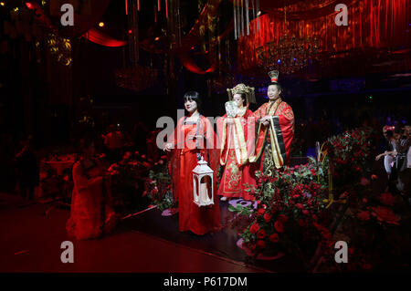 Heihe, Heihe, China. 25th June, 2018. Heihe, CHINA-25th June 2018: Russian couple experience traditional Chinese wedding ceremony with Chinese couple in Heihe, northeast China's Heilongjiang Province. Credit: SIPA Asia/ZUMA Wire/Alamy Live News Stock Photo