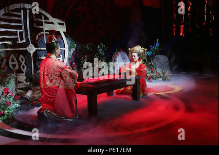 Heihe, Heihe, China. 25th June, 2018. Heihe, CHINA-25th June 2018: Russian couple experience traditional Chinese wedding ceremony with Chinese couple in Heihe, northeast China's Heilongjiang Province. Credit: SIPA Asia/ZUMA Wire/Alamy Live News Stock Photo