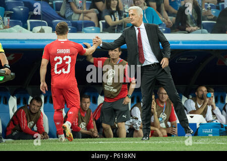 Vladimir PETKOVIC (coach, SUI) changes Xherdan SHAQIRI (SUI) and gives him his hand, thanking, thanks, substitution, full figure, gesture, gesture, Switzerland (SUI) - Costa Rica (CRC) 2: 2, preliminary round, group E, game 43, on 27/06/2018 in Nizhny Novgorod; Football World Cup 2018 in Russia from 14.06. - 15.07.2018. | usage worldwide Stock Photo