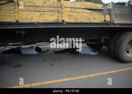 https://l450v.alamy.com/450v/p6191w/chontales-nicaragua-27th-june-2018-protesters-sleep-under-a-truck-during-the-blockades-citizens-and-farm-workers-blocked-a-country-road-from-managua-to-chontales-the-blockades-are-part-of-the-protests-against-the-government-of-daniel-ortega-the-situation-in-nicaragua-hasnt-calmed-down-since-mid-april-the-authoritarian-president-ortega-wanted-to-push-through-a-social-reform-but-the-general-public-opposed-ever-since-the-masses-have-been-on-the-streets-demanding-the-resignation-of-the-president-and-his-wife-vice-president-murillo-credit-carlos-herreradpaalamy-live-news-p6191w.jpg