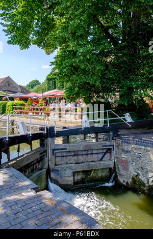 Bristol, UK. 28th June 2018 Drinkers and diners seek respite from the sun at The Jolly Sailor Pub on the River Avon at Saltford between Bath and Bristol.©Mr Standfast / Alamy Live News Stock Photo