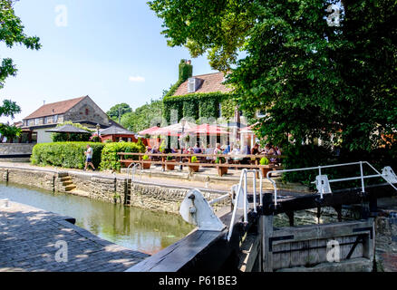 Bristol, UK. 28th June 2018 Drinkers and diners seek respite from the sun at The Jolly Sailor Pub on the River Avon at Saltford between Bath and Bristol.©Mr Standfast / Alamy Live News Stock Photo