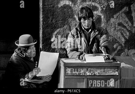 Street scribe types a letter for an illeterate AYMARA woman - LA PAZ, BOLIVIA Stock Photo