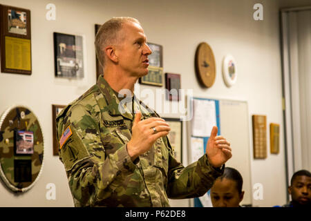 Lt. Col Seth Knazovich represented 1st Army at the 311th Yearly Training Brief to Maj. Gen. Mark Palzer, commanding general,79th Sustainment Support Command. Lt. Col Knazovich explains policies and training procedures for Army Reserve component Soldiers training with Active Duty units. April 2, 2016. Port Hueneme, Calif.  -US Army photo by SPC Timothy Yao Stock Photo