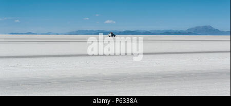 Off-road car in the Salar de Uyuni is largest salt flat in the World UNESCO World Heritage Site - Altiplano, Bolivia Stock Photo