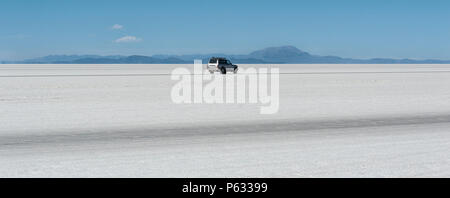 Off-road car in the Salar de Uyuni is largest salt flat in the World UNESCO World Heritage Site - Altiplano, Bolivia Stock Photo