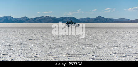 Off-road car in the Salar de Uyuni is largest salt flat in the World UNESCO World Heritage Site - Altiplano, Bolivia Stock Photo