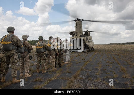 U.S. Army Paratroopers board a CH-47 Chinook, during Operation Skyfall US, on drop zone Night Stalker, Sylvania, Ga., April 11, 2016. Operation Skyfall USA (OS-U) is a 982nd Combat Camera Company (Airborne) Theater Security Cooperation initiative. OS-U is a joint, multi-component, multi-lateral Combat Camera subject matter expert exchange taking place in multiple locations in Georgia. OS-U is part of a series that includes OS-Deutschland, OS-France, and OS-Kosovo. (U.S. Army photo by Sgt. Jesus Guerrero/Released) Stock Photo
