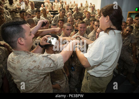 Megan Pohlner, park guide at the Territory Wildlife Park, give Marines with 1st Battalion, 1st Marine Regiment, Marine Rotational Force – Darwin, the opportunity to touch and hold a baby crocodile during a reception, staging, onward movement and integration brief at Robertson Barracks, Darwin, Australia, April 20, 2016. The RSO&I program is designed for MRF-D as the first critical step in establishing situational awareness for all Marines and their planned training during their deployment in Australia. All Marines are required to attend this comprehensive program in order to ensure that founda Stock Photo