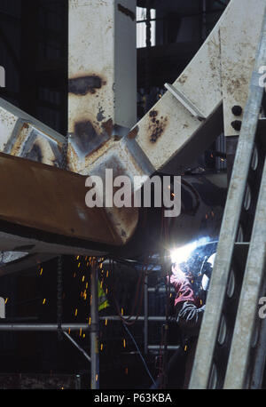 Wembley stadium-London: Welding on the interlacing steel tubes of the signature arch, constructed on the ground by Cleveland Bridge (before litigation Stock Photo