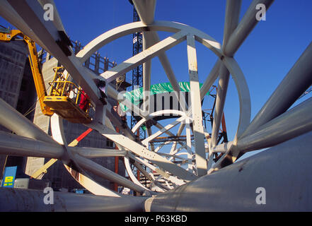 Wembley stadium-London: Welding on the interlacing steel tubes of the signature arch, constructed on the ground by Cleveland Bridge (before litigation Stock Photo