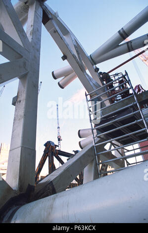 Wembley stadium-London: Welding on the interlacing steel tubes of the signature arch, constructed on the ground by Cleveland Bridge (before litigation Stock Photo