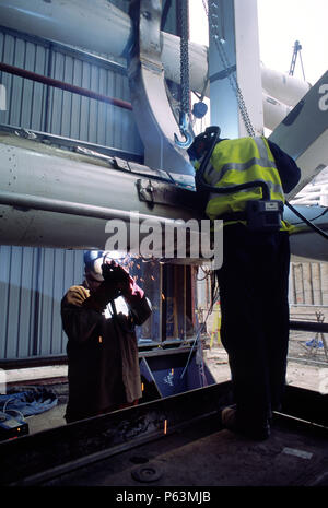 Wembley stadium-London: Welding on the interlacing steel tubes of the signature arch, constructed on the ground by Cleveland Bridge (before litigation Stock Photo