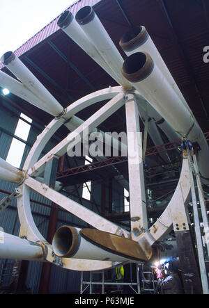 Wembley stadium-London: Welding on the interlacing steel tubes of the signature arch, constructed on the ground by Cleveland Bridge (before litigation Stock Photo