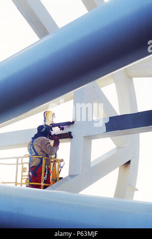 Wembley stadium-London: Welding on the interlacing steel tubes of the signature arch, constructed on the ground by Cleveland Bridge (before litigation Stock Photo