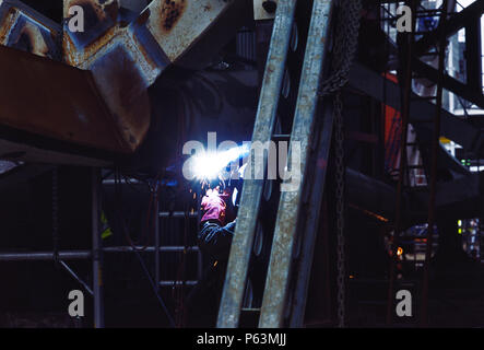 Wembley stadium-London: Welding on the interlacing steel tubes of the signature arch, constructed on the ground by Cleveland Bridge (before litigation Stock Photo