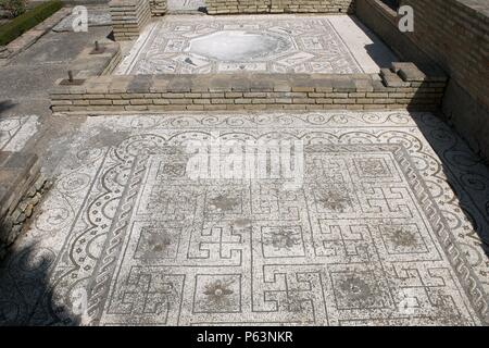 ARTE ROMANO. ESPAÑA. ITALICA. Ciudad fundada hacia 206 a. C., por iniciativa de Cornelio Escipión. Casa de los pájaros. Domus romana señoria. Detalle de un mosaico de una de las habitaciones. Santiponce. Provincia de Sevilla. Andalucia. Stock Photo