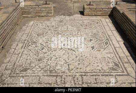 ARTE ROMANO. ESPAÑA. ITALICA. Ciudad fundada hacia 206 a. C., por iniciativa de Cornelio Escipión. Casa de los pájaros. Domus romana señoria. Detalle de un mosaico de una de las habitaciones. Santiponce. Provincia de Sevilla. Andalucia. Stock Photo