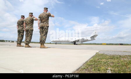 LtGen Jon M. Davis Visits Marine Corps Air Station (MCAS) Beaufort On ...