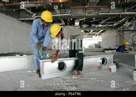 Construction workers at the new stadium, Kuwait city Stock Photo