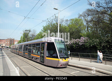 LUAS Tram at St Stephen's Green stop on the Green Line, Dublin, Ireland 2008 Stock Photo