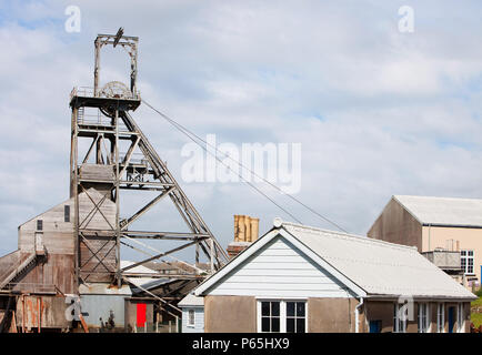 The old pit head winding gear at Geevor tine mine, the last working tin mine in Cornwall, which closed in 1990 and is now a museum. Stock Photo