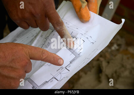 Building workers looking at plans Stock Photo