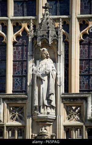 Statue of king henry VII above the entrance to bath abbey Bath England ...