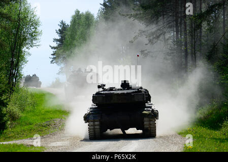German Bundeswehr soldiers drive Leopard 2 tanks on the Grafenwoehr ...