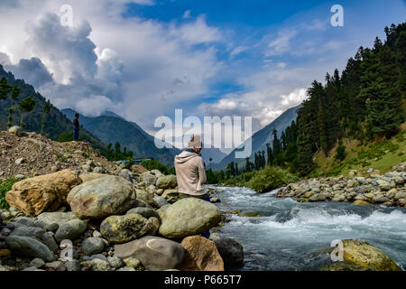 View of Pahalgam along with the river lidder flowing in the middle on a sunny day. Pahalgam is a hill station in the Ananthnag District of Jammu and Kashmir some 98 Kms from srinagar summer capital of Indian administered Kashmir. Pahalgam Is located on the bank of Lidder River at an altitude of 7200 feets. Pahalgam is associated with an annual Amarnath Yatra which takes place every year in July — August. Stock Photo