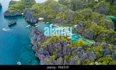 Aerial view of traditional Banca boats inside a spectacular shallow tropical lagoon (Small Lagoon, El Nido, Palawan) Stock Photo