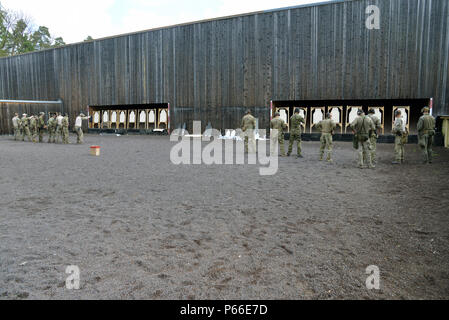 U.S. Soldiers assigned to 1st Battalion, 10th Special Forces Group (Airborne) practice their shooting techniques during a M9 pistol range on Panzer Kaserne in Boeblingen, Germany, May 4, 2016. (U.S. Army photo by Visual Information Specialist Adam Sanders/RELEASED) Stock Photo