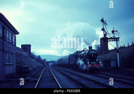 Former Great Western record breaking Castle Class 4-6-0 No.4079 Pendennis Castle heads the Birkenhead Flyer from Paddington to Birkenhead on Saturday  Stock Photo