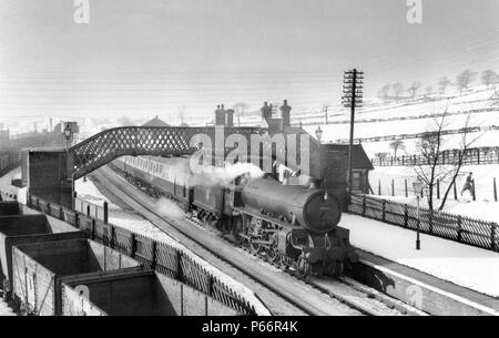 Kirkby Bentinck was the nearest station to Mansfield on the Great Central Main Line. Here, in winter conditions, a Sheffield Darall B1 Class No. 61041 Stock Photo