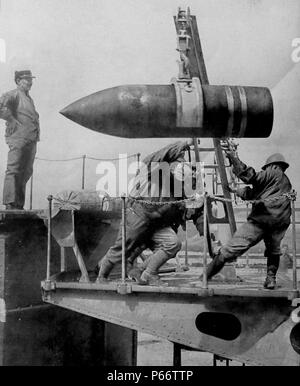 An artillery shell is hoisted into position by French and English soldiers at the battle of the Somme, France 1915. world war one. Stock Photo