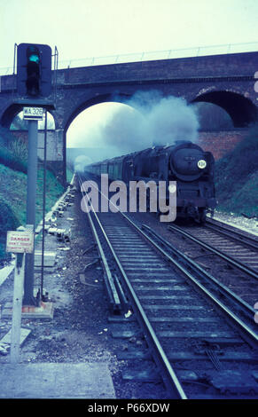 An up express races through Winchester behind former Southern Railway Bulleid, rebuilt Merchant Navy Class Pacific No.35007 Aberdeen Commonwealth. Stock Photo