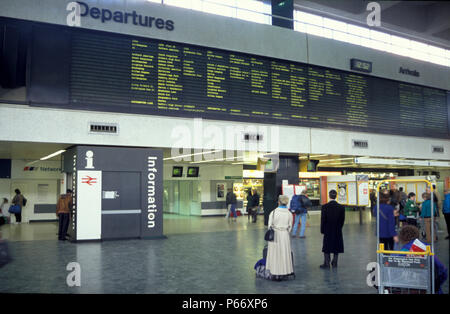 Concourse and annunciator board at Euston station, London C 1992 Stock Photo