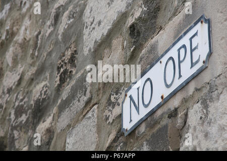 “No Ope”. Amusingly quirky street sign naming a narrow alleyway between two buildings in Chiswell on the Isle of Portland in Dorset, England, UK. Stock Photo