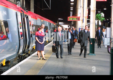 Club Class passengers allight from a Virgin Pendolino at London Euston station in time to start the days work. 2003. Stock Photo