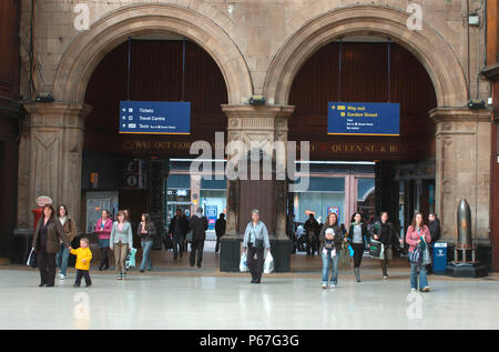 Glasgow Central Station. Concourse area. April 2005. Stock Photo