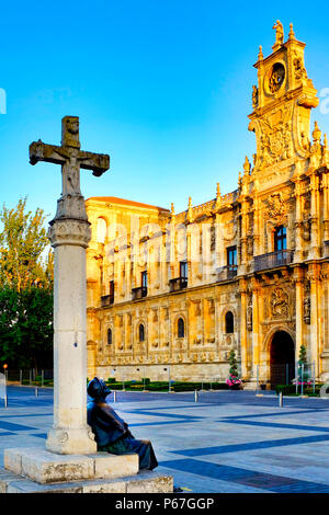 Pilgrim statue in front of the Convento de San Marcos, Leon, Spain Stock Photo