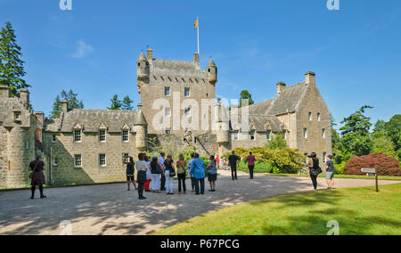 CAWDOR CASTLE NAIRN SCOTLAND TOURIST GROUP OF PEOPLE OUTSIDE THE MAIN BUILDING Stock Photo