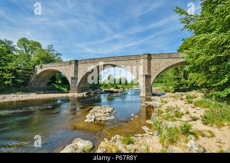 POTARCH BRIDGE OVER THE RIVER DEE ABERDEENSHIRE LOOKING UPSTREAM ON A VERY HOT SUMMERS DAY Stock Photo