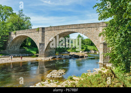 POTARCH BRIDGE OVER THE RIVER DEE ABERDEENSHIRE VIEW UPSTREAM ON A SUMMERS DAY WITH PEOPLE ON THE SHINGLE BANK Stock Photo