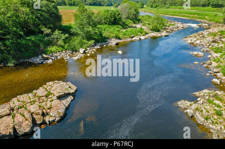 POTARCH BRIDGE OVER THE RIVER DEE ABERDEENSHIRE VIEW UPSTREAM ON A SUMMERS DAY Stock Photo