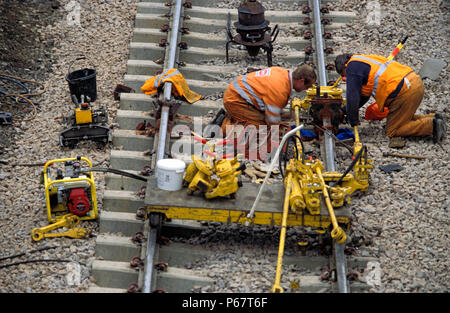 Preparing to carry out Thermit welding on the Midland Main Line at Newton Harcourt. C 2002 Stock Photo