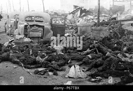 Photograph of the charred remains of Japanese civilians after the March firebombing raid in Tokyo. Dated 1945 Stock Photo